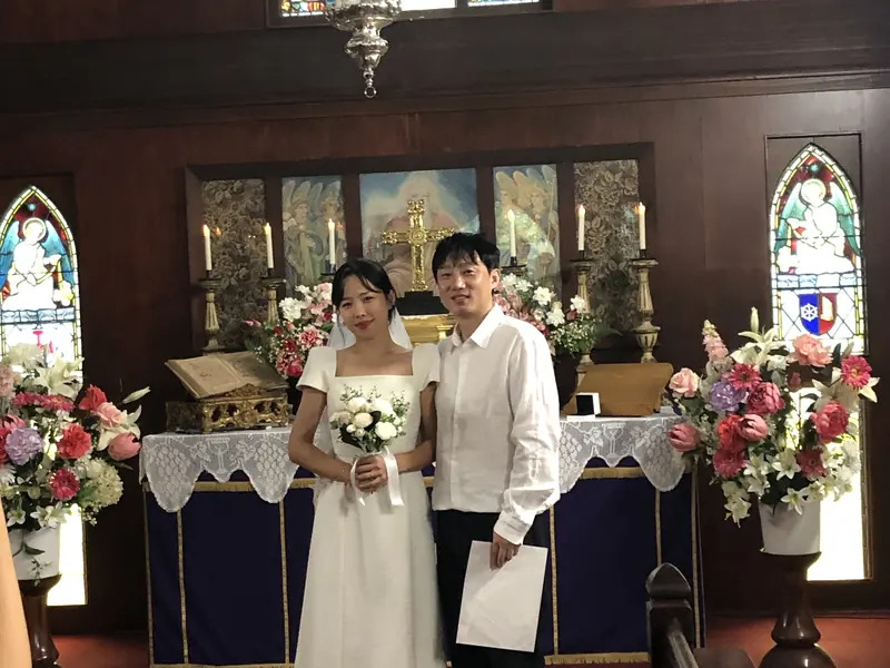 newly-married-couple-at-the-altar Newly married couple at the altar after a chapel wedding at The Abbey Church